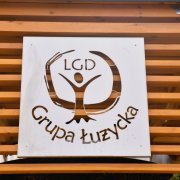 Logotyp LGD Grupa Łużycka na tężni solankowej